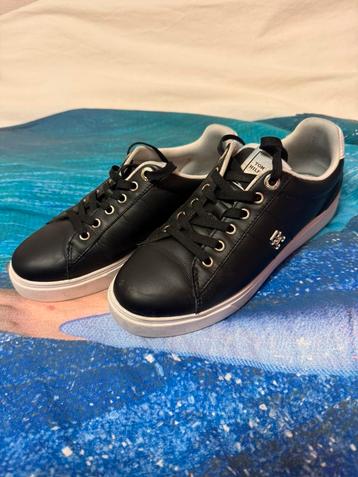 Mooie Tommy Hilfiger sneakers beschikbaar voor biedingen
