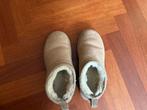 UGG Ultra Mini Zand - Weinig Gedragen, Kleding | Dames, Schoenen, Ophalen of Verzenden, Zo goed als nieuw, Beige, Lage of Enkellaarzen