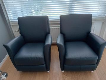 2 zwart kalfsleren stoelen beschikbaar voor biedingen
