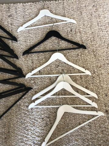Houten hangers 8 zwart en 5 wit beschikbaar voor biedingen