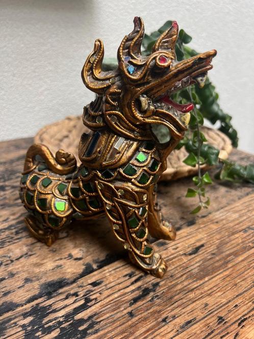 Singha Thaise Tempelleeuw houtsnijwerk versierd steentjes, Antiek en Kunst, Kunst | Beelden en Houtsnijwerken, Ophalen of Verzenden