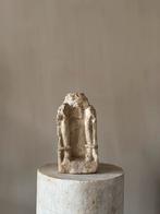 Middeleeuws kalkstenen fragment van een zittende man, Antiek en Kunst, Ophalen