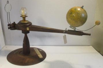 antiek houten planetarium met globe atelier Follner Brno beschikbaar voor biedingen