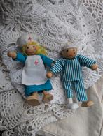2 houten poppenhuispopjes buigpopjes verpleegster + patiënt, Verzamelen, Ophalen of Verzenden, Gebruikt, Poppenhuis