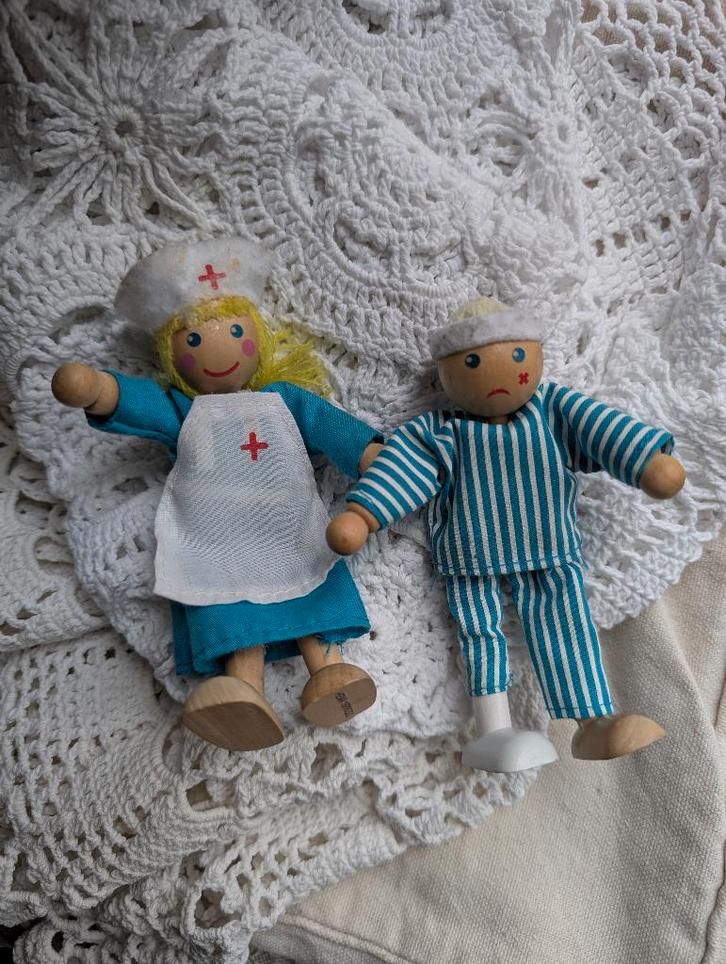 2 houten poppenhuispopjes buigpopjes verpleegster + patiënt, Verzamelen, Poppenhuizen en Toebehoren, Gebruikt, Poppenhuis, Ophalen of Verzenden