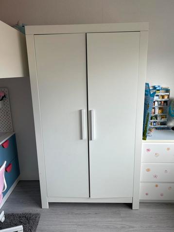 Witte kledingkast met deuren beschikbaar voor biedingen