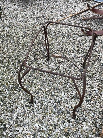 Brocante onderstel klein ( tuin ) tafeltje beschikbaar voor biedingen