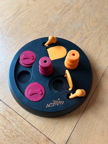 Spelletje voor de hond. Hondenspeelgoed. beschikbaar voor biedingen