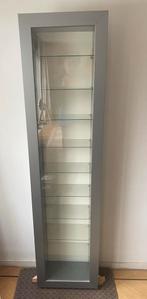 Te koop vitrinekast Ikea Bertby, Ophalen, 50 tot 100 cm, Zo goed als nieuw, 150 tot 200 cm