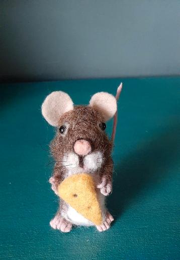 Genaaldvilte muis met blokje kaas wol naaldvilten handmade beschikbaar voor biedingen