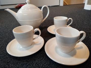 Wedgwood theepot en kop en schotel  beschikbaar voor biedingen