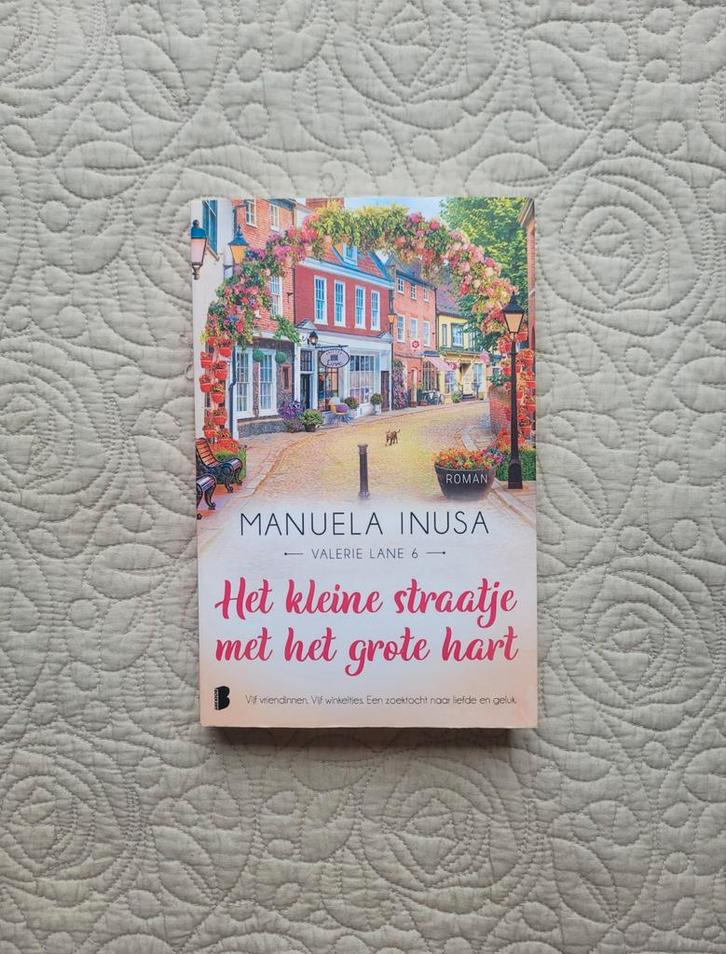 Het kleine straatje met het grote hart - Manuela Inusa - Val, Boeken, Romans, Zo goed als nieuw, Ophalen of Verzenden