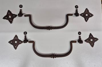 Zeer oude handvaten van een zeer oud bureau beschikbaar voor biedingen