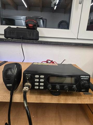 President Herbert II AM/FM Radio met originele mike beschikbaar voor biedingen