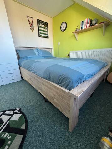 2 persoonsbed/twijfelaar 140x200 incl. matras en lattenbodem beschikbaar voor biedingen