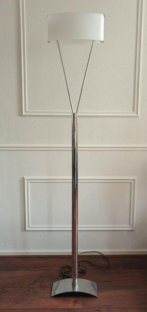 Leucos staande lamp met matte kap, Huis en Inrichting, Lampen | Vloerlampen, Zo goed als nieuw, 150 tot 200 cm, Ophalen