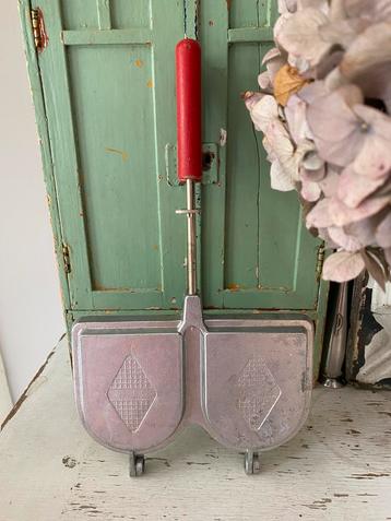 Vintage tosti ijzer met rode houten handgreep beschikbaar voor biedingen