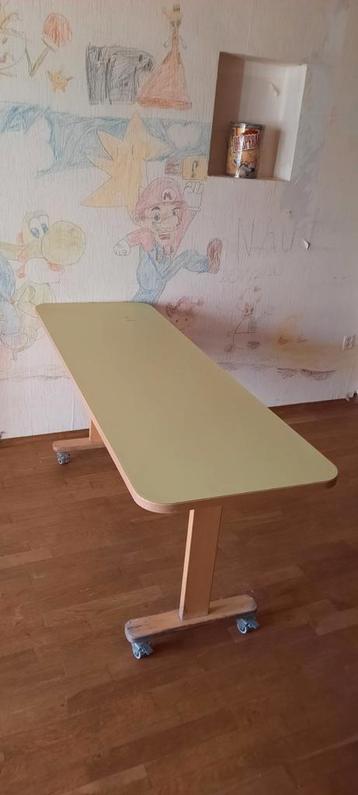 Verrijdbare Tafel - Handig & Praktisch! beschikbaar voor biedingen