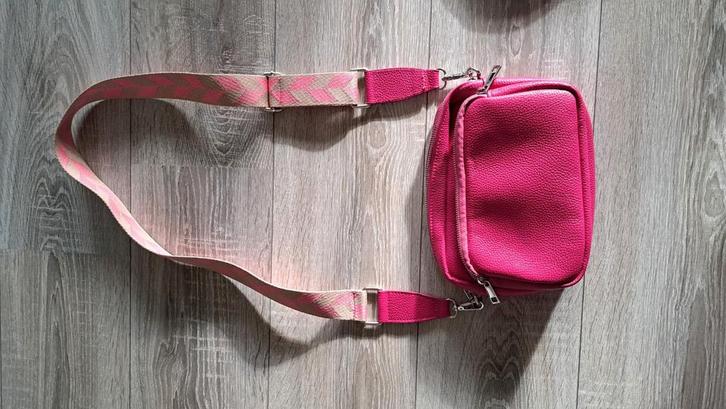 Italiaans Roze Leren Schoudertasje, Sieraden, Tassen en Uiterlijk, Tassen | Damestassen, Gebruikt, Schoudertasje, Roze, Ophalen of Verzenden