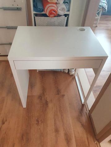 Wit Bureau met Lade beschikbaar voor biedingen