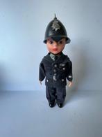 Vintage klederdracht souvenir. Engelse agent Bobby.  UK doll, Verzamelen, Ophalen of Verzenden, Zo goed als nieuw