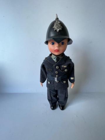 Vintage klederdracht souvenir. Engelse agent Bobby.  UK doll