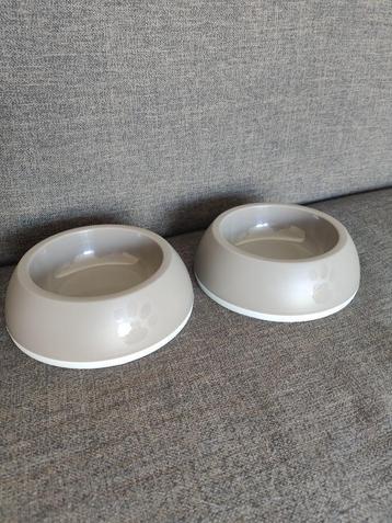 Twee honden voederbakjes 0,3 liter beschikbaar voor biedingen