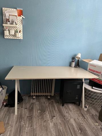 Te koop: groot bureau, Ikea beschikbaar voor biedingen