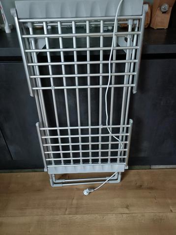 Nieuwe verwarmde wasrek.  beschikbaar voor biedingen