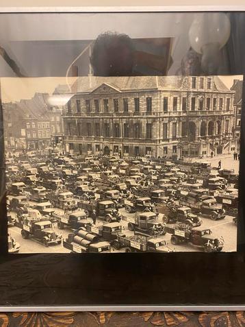 Oude Foto: Vrachtwagens op Maastricht Markt - Stadhuis. beschikbaar voor biedingen