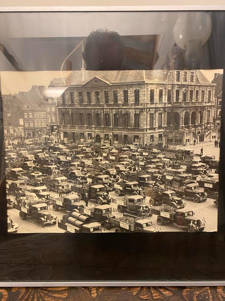 Oude Foto: Vrachtwagens op Maastricht Markt - Stadhuis., Antiek en Kunst, Kunst | Tekeningen en Foto's, Ophalen of Verzenden