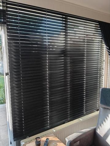 Zwart houten jaloezieën  beschikbaar voor biedingen
