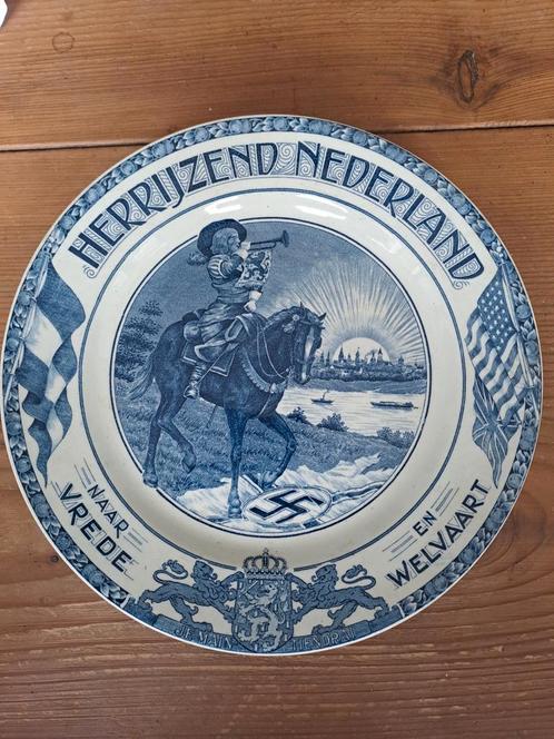 Herrijzend Nederland Bevrijdingsbord Société Céramique, Verzamelen, Militaria | Tweede Wereldoorlog, Overige soorten, Overige typen