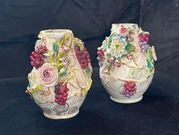 Jacob Petit Paar porseleinen vaasjes druiventrossen bloemen beschikbaar voor biedingen