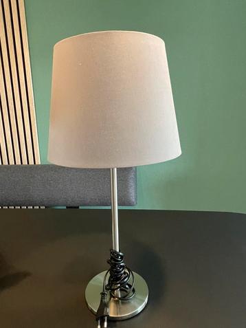 Tafel lamp beschikbaar voor biedingen
