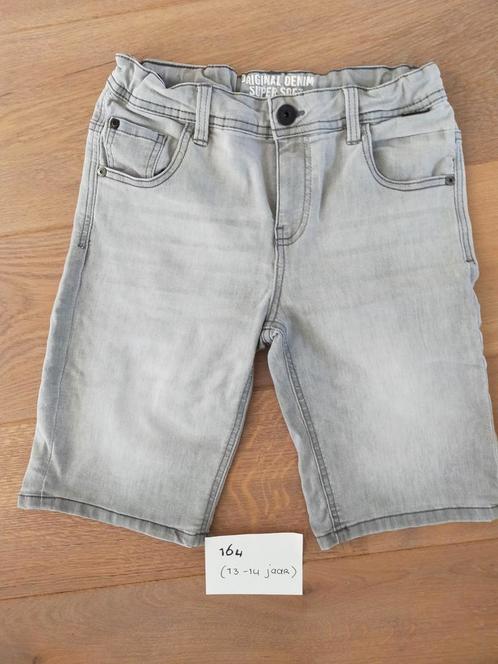 Grijze korte spijkerbroek super soft, maat 164 zgan, Kinderen en Baby's, Kinderkleding | Maat 164, Zo goed als nieuw, Jongen, Broek