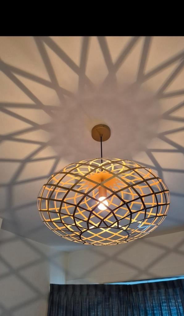 Goudkleurige hanglamp met prachtig effect, Huis en Inrichting, Lampen | Plafondlampen, Nieuw, Metaal, Ophalen