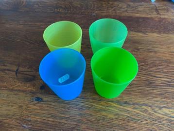 e47 – 4 kunststof drinkbekers beschikbaar voor biedingen