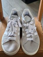 Nog zeer nette licht grijze Adidas sneakers maat 43 1/3, Ophalen, Zo goed als nieuw, Overige kleuren
