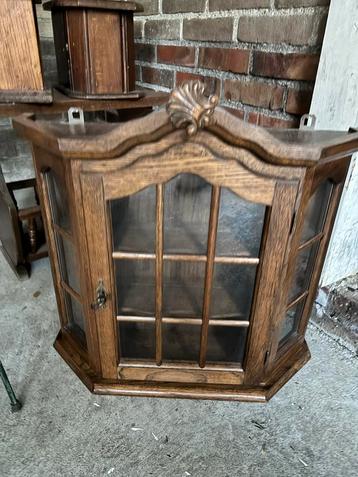 Antiek hoekkastje met glazen deuren beschikbaar voor biedingen
