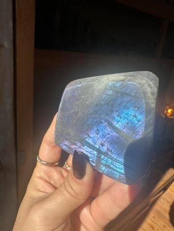 Hele bijzondere labradoriet sculptuur | paars/blauw beschikbaar voor biedingen
