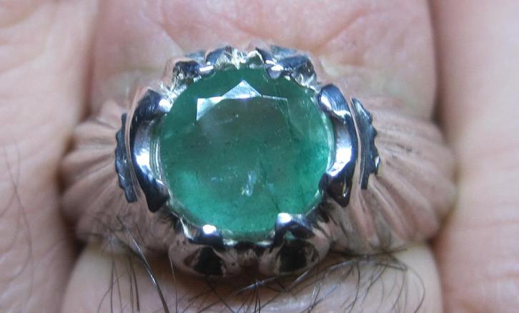 Smaragd 4 krt %100 natuurlijk circa 1960, Sieraden, Tassen en Uiterlijk, Ringen, Zo goed als nieuw, 20 of groter, Groen, Zilver