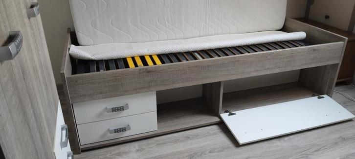 Tiener slaapkamer (bed+lattenbodem, kast, nachtkastje), Huis en Inrichting, Slaapkamer | Complete slaapkamers, Gebruikt, Eenpersoons