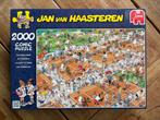 Jan van Haasteren De Tennisbaan 2000st NIEUW, Ophalen of Verzenden, Meer dan 1500 stukjes, Nieuw, Legpuzzel