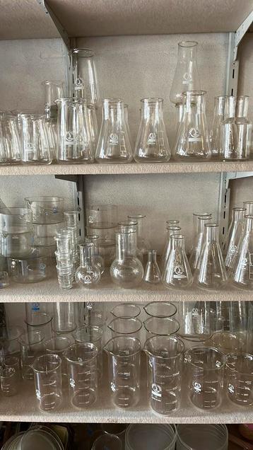 Laboratoriumglas, diverse soorten en maten beschikbaar voor biedingen
