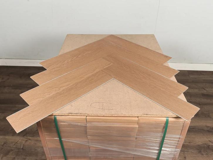 Restpartij 84m2 visgraat click pvc, Huis en Inrichting, Stoffering | Vloerbedekking, Nieuw, Laminaat, Beige, Bruin, 75 m² of meer