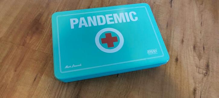 Pandemic 10 jarig jubileum editie - Zo Goed Als Nieuw!, Hobby en Vrije tijd, Gezelschapsspellen | Bordspellen, Zo goed als nieuw