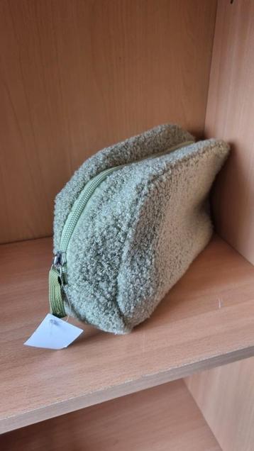 Teddy green toilettas beschikbaar voor biedingen