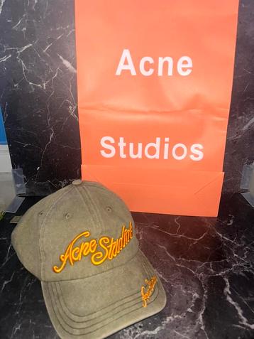 Olijfgroene pet met oranje borduring – Acne Studios stijl beschikbaar voor biedingen