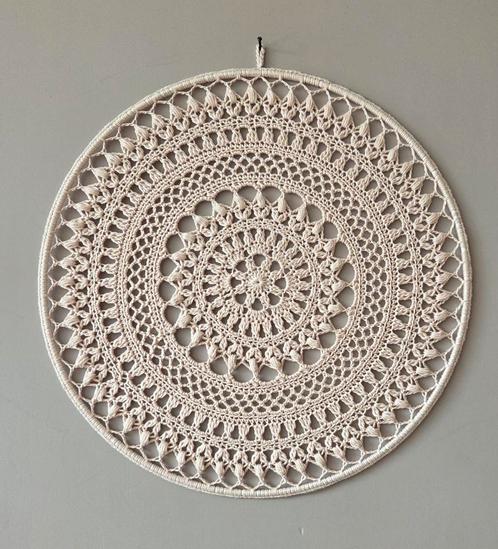Mooie gehaakte lichte zachtroze mandala 35 cm, Huis en Inrichting, Woonaccessoires | Wanddecoraties, Nieuw, Ophalen of Verzenden